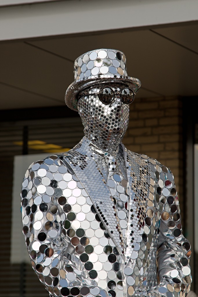 living statue levend standbeeld evenement event festival festiviteit kunst art straatkunst streetart artiest beeld beeldhouwwerk sculpture sculptuur